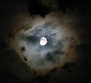 "Lunar Corona" by Wing-Chi Poon - Own work. Licensed under CC BY-SA 2.5 via Wikimedia Commons.